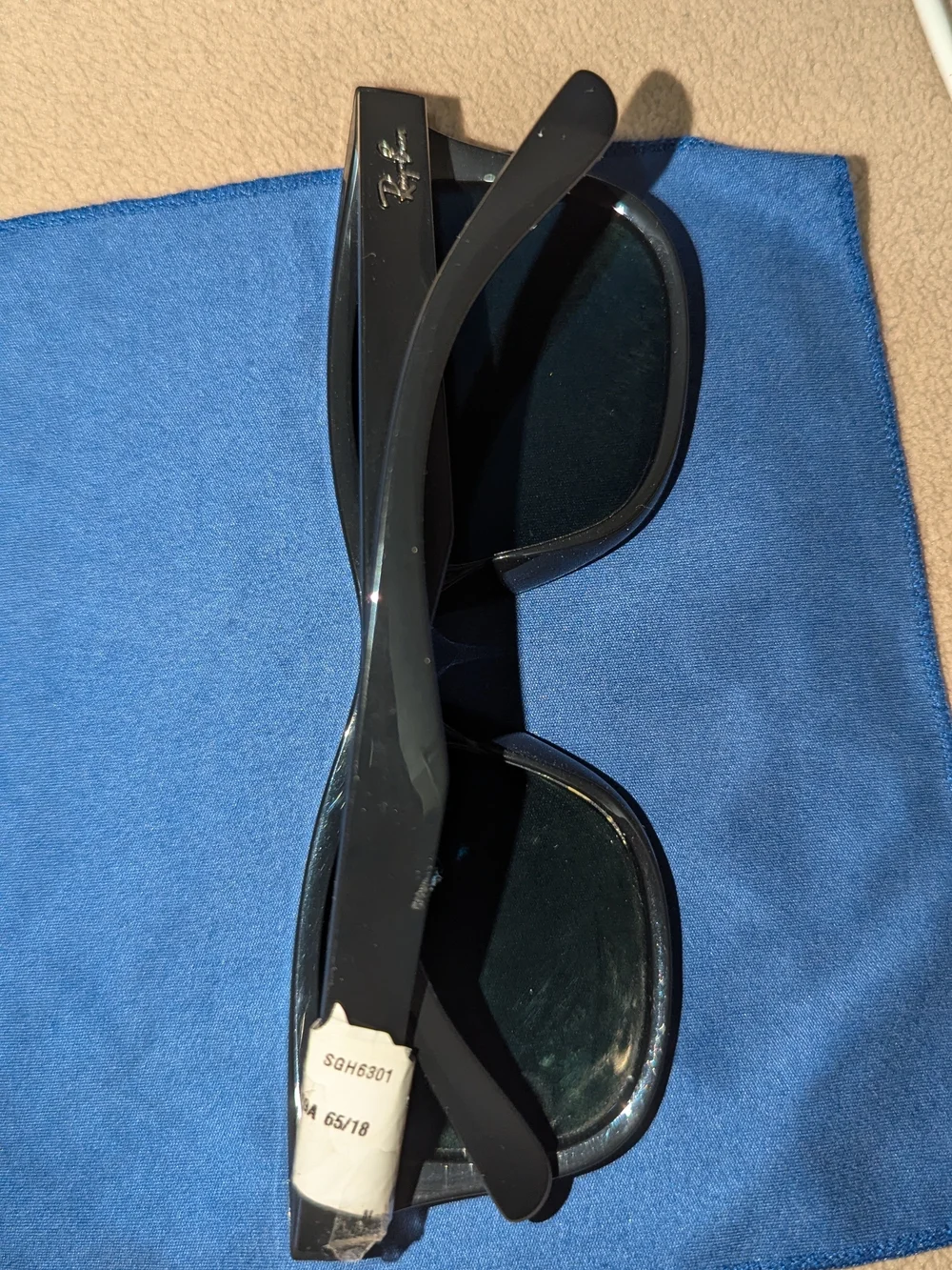 Ray-Ban Classic Wayfarer Sunglasses in Black
